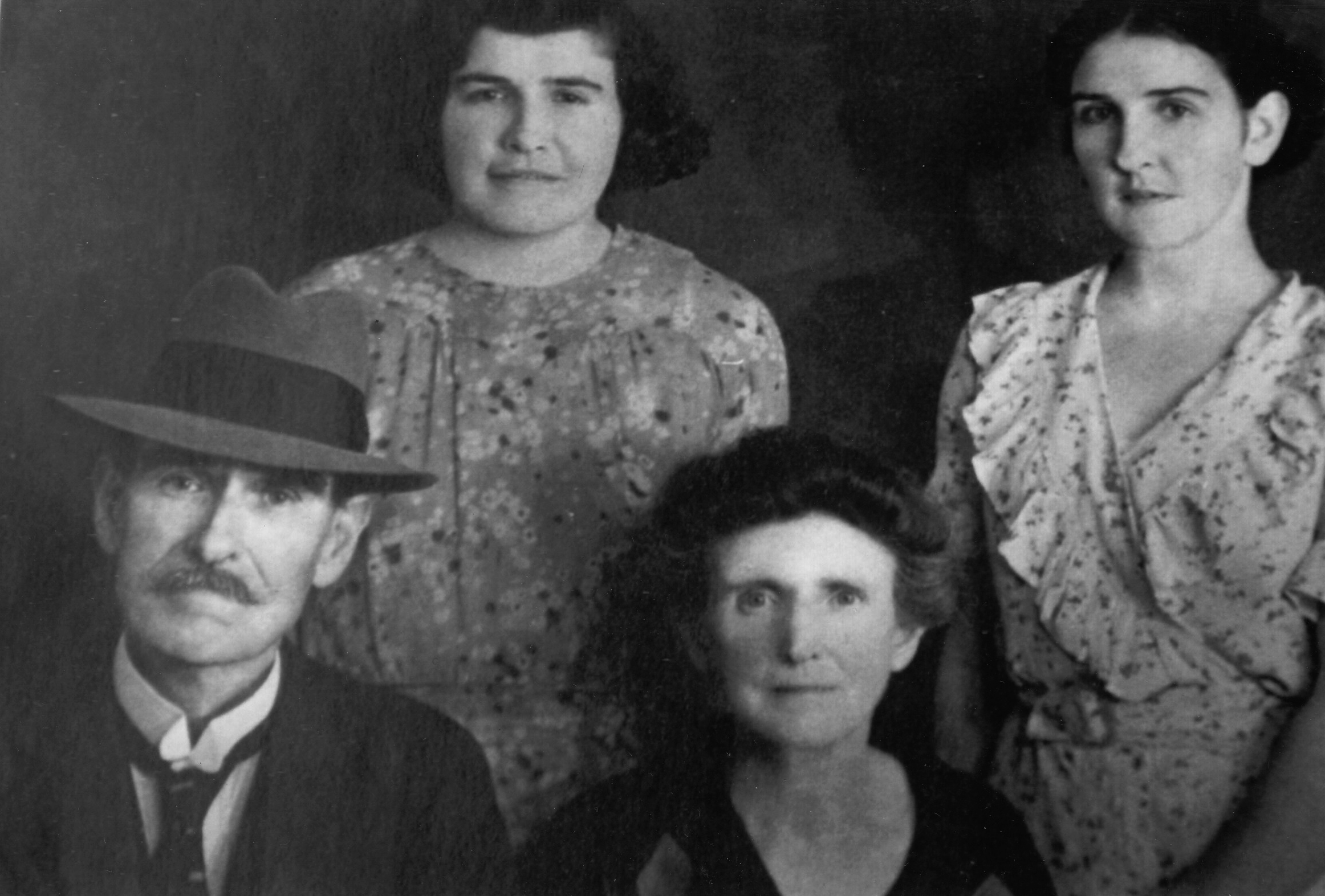 Photo of photos/Roderick McLennan &Jessie Annie (L) & Heather (R)
